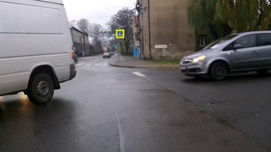 ...ale tuż za nim jedzie... idiotka