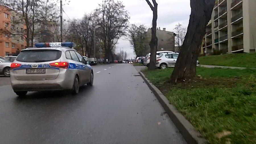 Policja kąży po okolicy