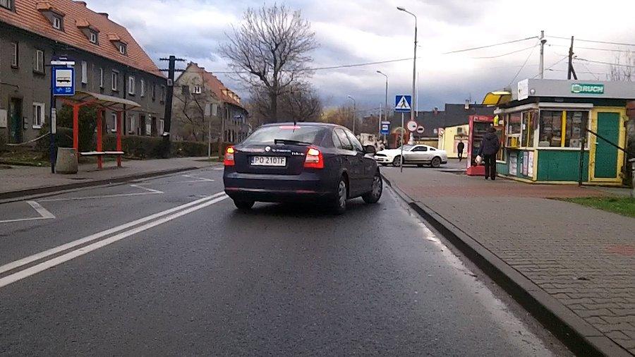 To na dokładkę 50 metrów dalej odbijał w prawo pod kiosk znów zajeżdżając mi drogę