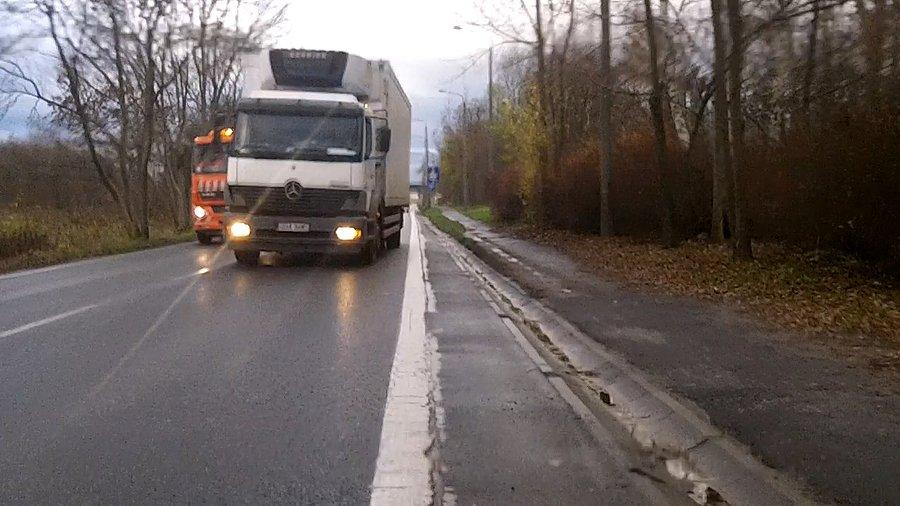 I dla odmiany coś większego wyprzedzające inny pojazd... jechał wprost na mnie