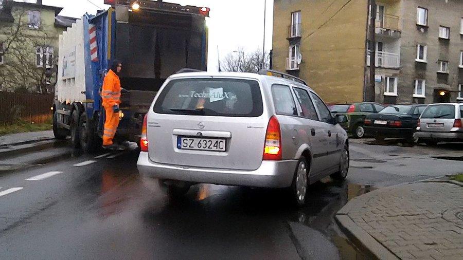 Mistrz wymijania... niewiele brakowało gdy wpakował się pod cofającą śmieciarkę