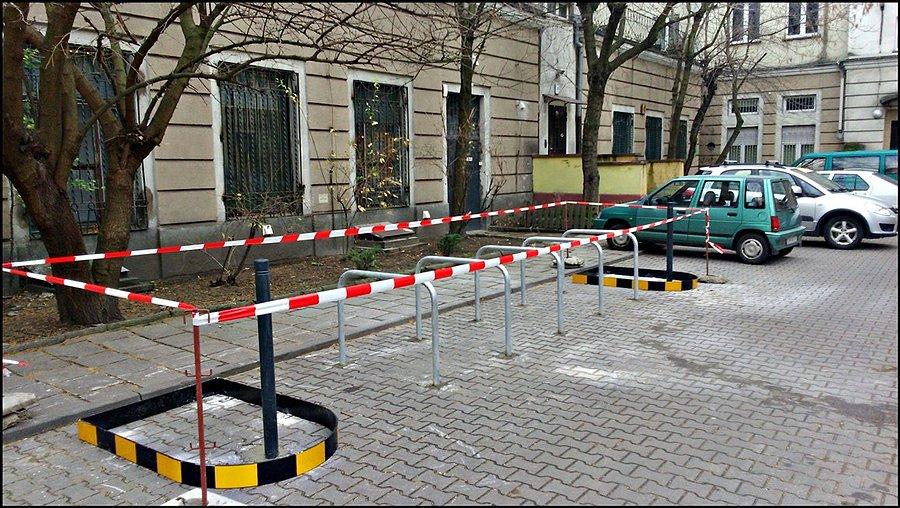 Nowe stojaki rowerowe przed pracą