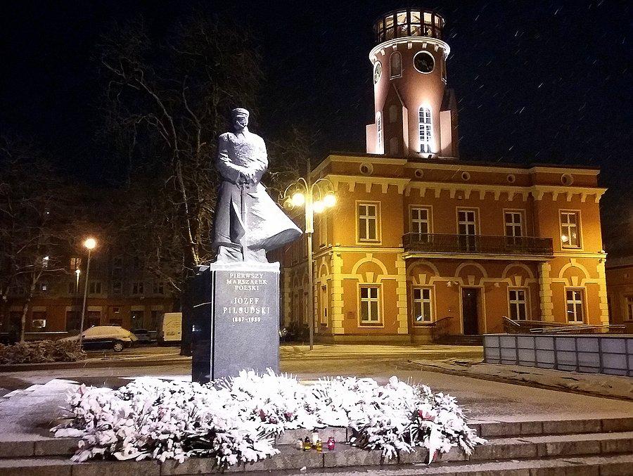 Przysypany Józek w zimowej scenerii