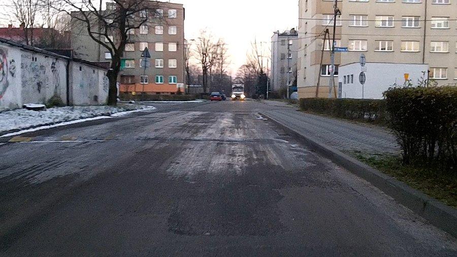 Ciekawe czemu w tym miejscu zawsze jest lód... ile gleb tu zaliczyłem ;P