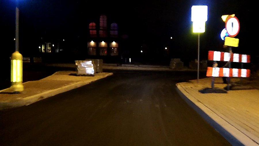 Ostatnia warstwa asfaltu już położona :), znaki stoją... jeszcze tylko malowanie i już