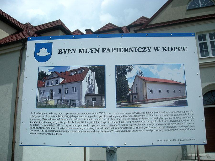 Tablica informacyjna przy młynie papierniczym w Kopcu