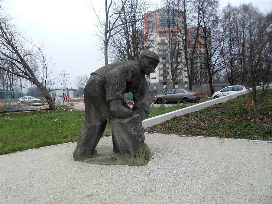 Murarz domy muruje, krawiec szyje ubrania[...]