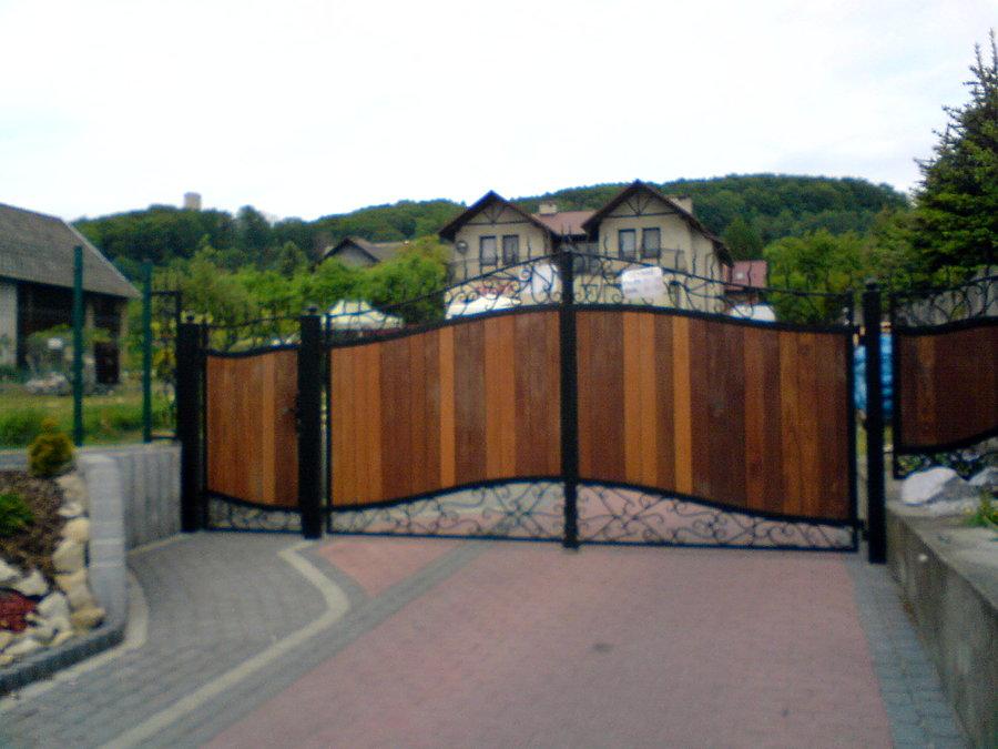 Zamek w Babicach (malutka wieża w lesie)