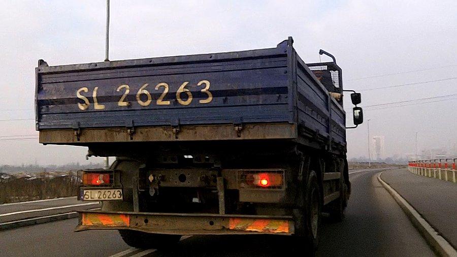 Baranek który mnie obtrąbił... tyle... że sam przekroczył podwójną ciągłą, a może 50m dalej mógłby mnie już legalnie wyprzedzić