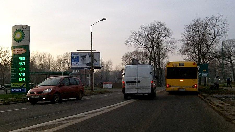 Kolejny sprytny dzisiaj... chociaż w tym przypadku to było omijanie... autobus stał na tymczasowym przystanku, chociaż miejsce paskudne... może 20m dalej jest rondo
