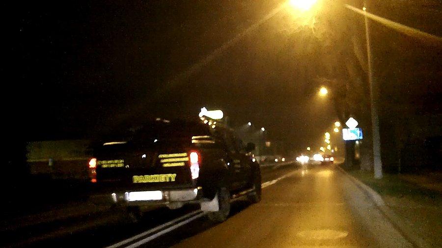 Samochód parkieciarza na podwójnej ciągłej