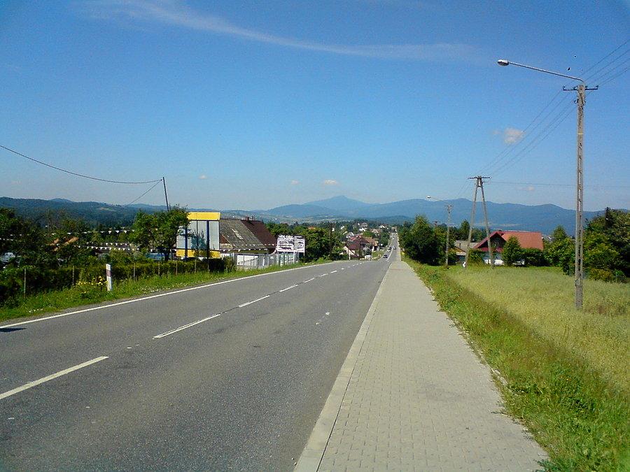 Droga na Jordanów, najwyższy szczyt na środku to Babia Góra