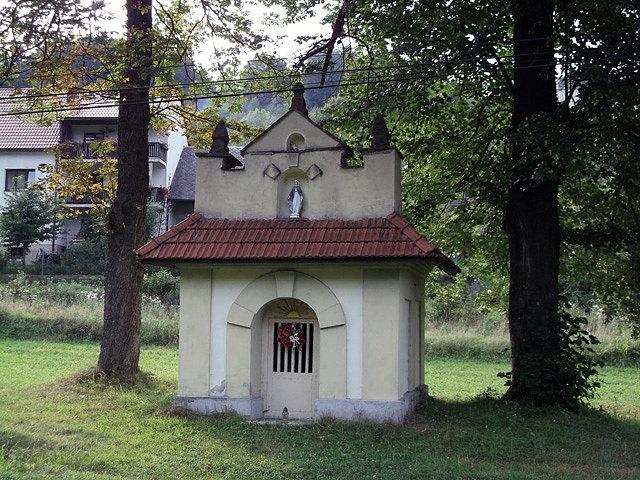 Kapliczka do drodze na przełęcz