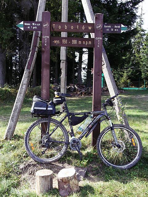 Na mapie w tym miejscu jest Tobołczyk (996 m n.p.m.), tabliczka opisuje oba szczyty zbiorczo