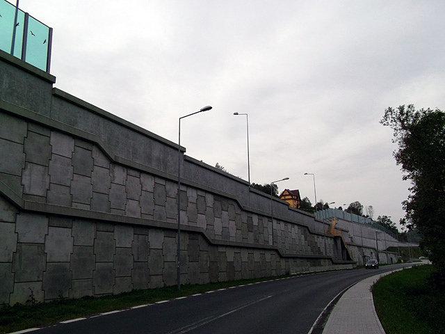 To betonowe monstrum to finezyjnie trawersująca zbocze Zakopianka (Lubień)