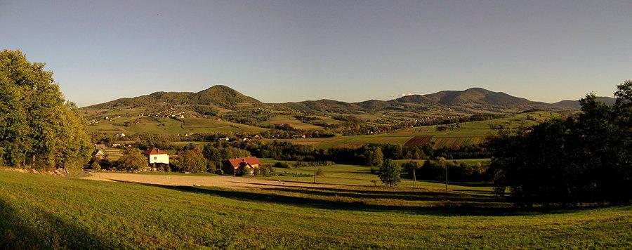 Po zjeździe na asfalt taaakie widoki. Pasmo Ciecienia - to już Beskid Wyspowy