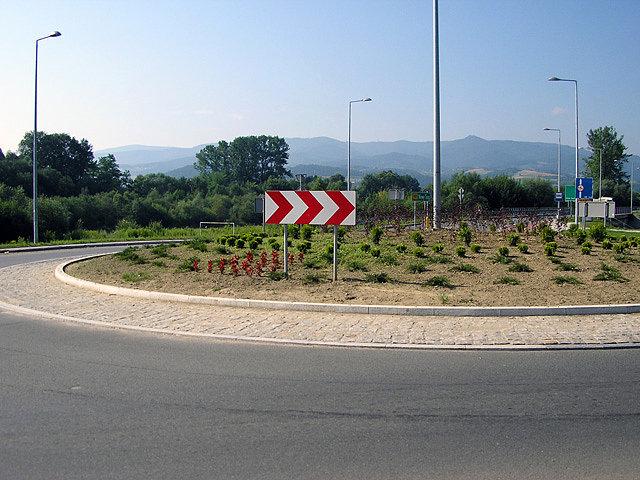 Ściana gór w tle to Beskid Sądecki