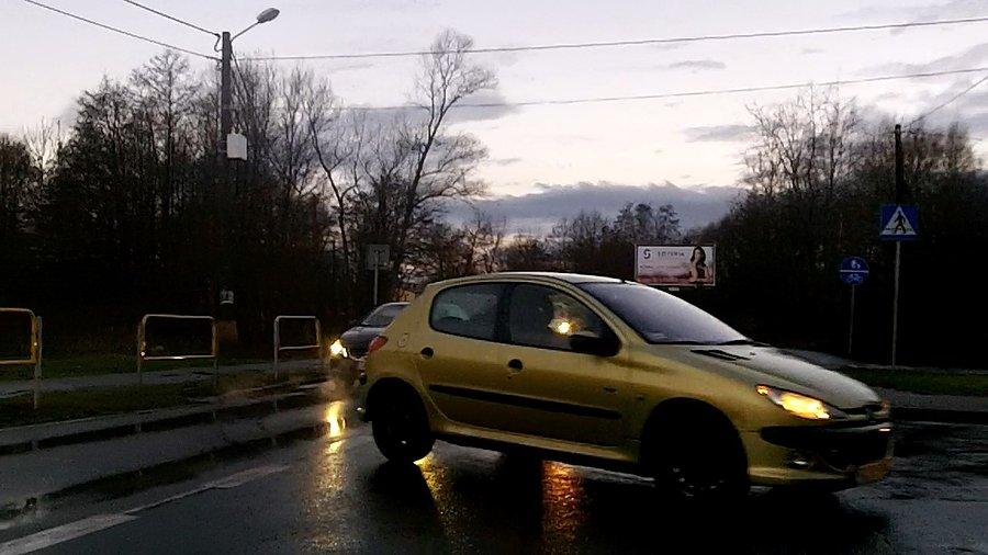 Tyle, że ta zajechała mi drogę... hamulce pomogły
