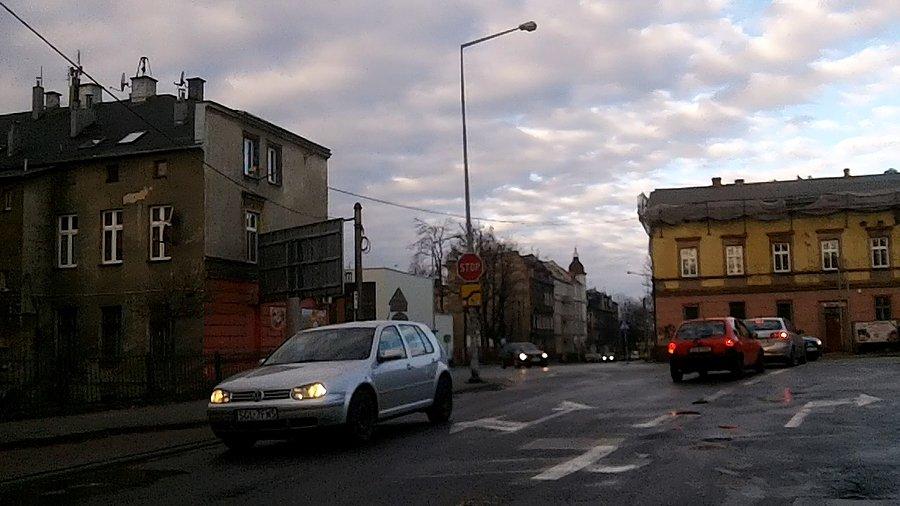 Dobrze, że po chwili zorientował się, co zrobił... niemniej manewr zawracania też był mistrzowski ;)