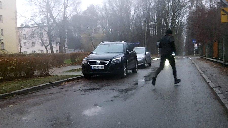 Biegnący Ninja, dobrze, że jest w miarę jasno... w nocy chyba bym go rozjechał