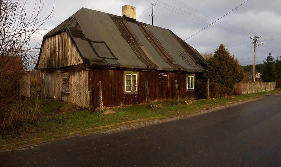 Drewniany dom w Wólce. Okolice Puszczy Kampinoskiej