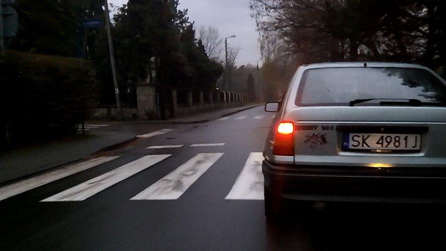 Za kierownicą mistrzyni gasnącego silnika ;) na odcinku może 50 m dwa razy, dobrze, że skręcała w inną stronę