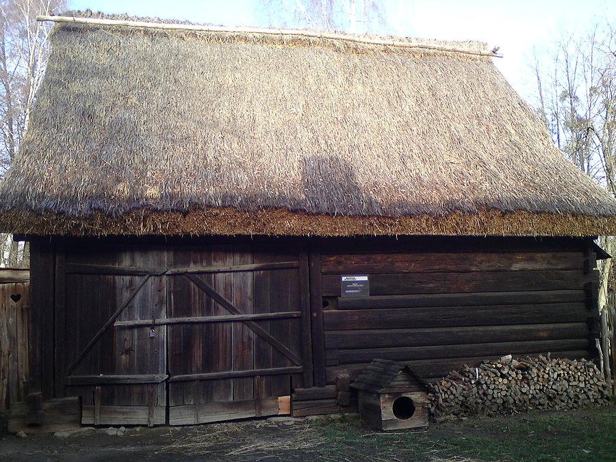 Stodoła z Dąbrówki Dolnej, poł. XIX w. (ciekawe czy psia buda też)