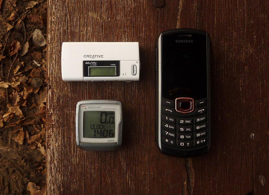 Jeszcze kilka lat i będą to zabytki techniki. Przypomniałem sobie jak jeździłem rowerem z walkmanem, a później z discmanem i postanowiłem uwiecznić chwilę