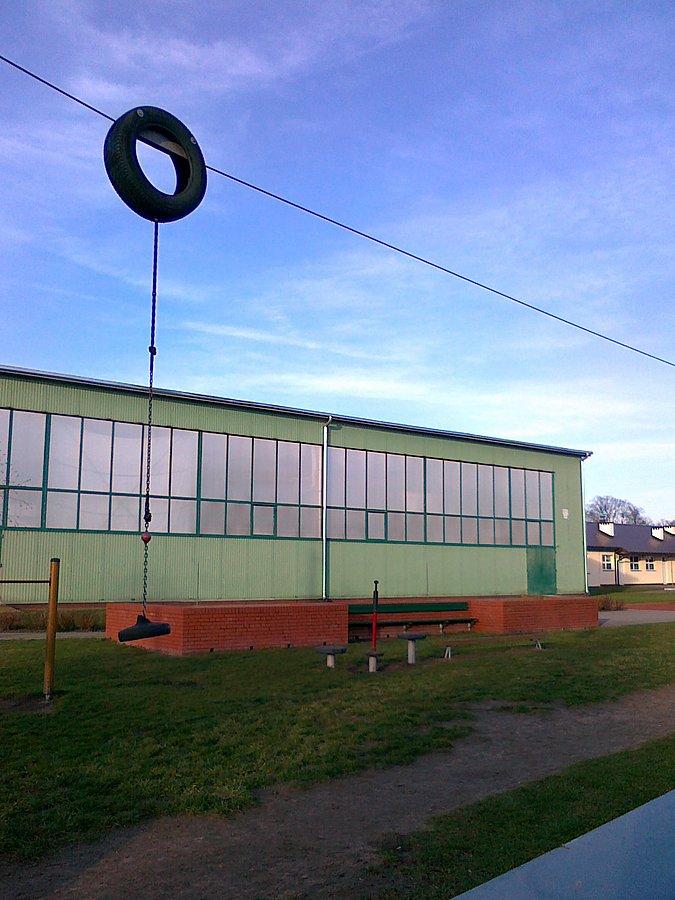 Tereny sportowo- rekreacyjne przy szkole w Borzęcinie