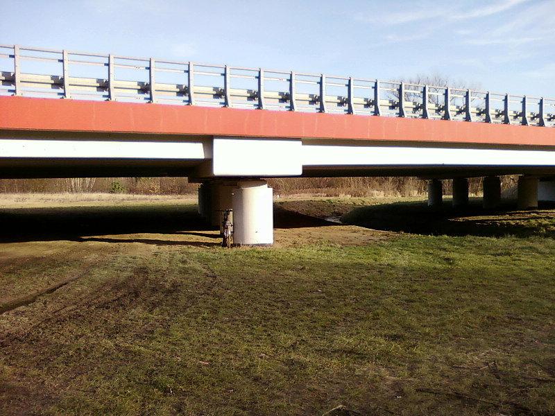 Przejście pod mostem