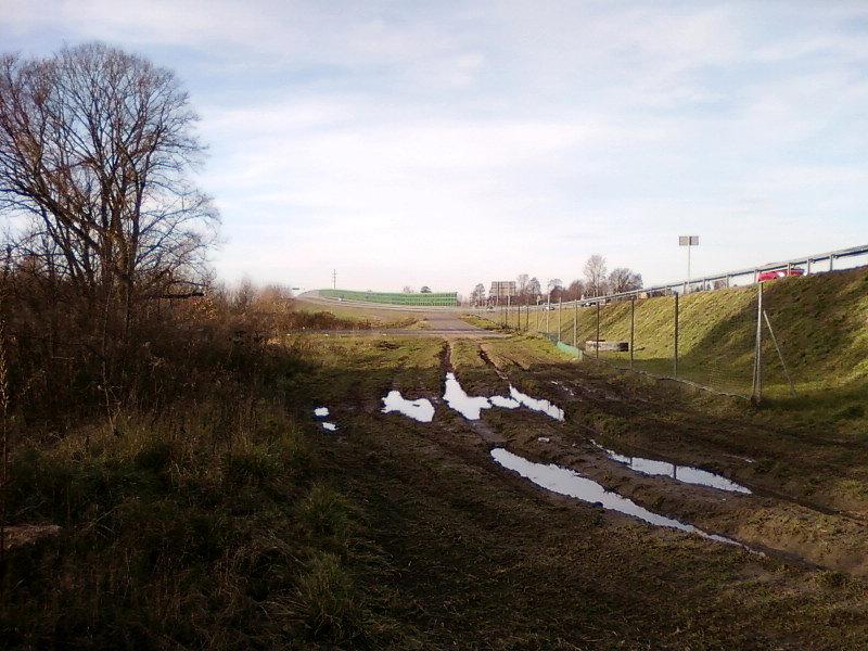 Błoto i droga techniczna