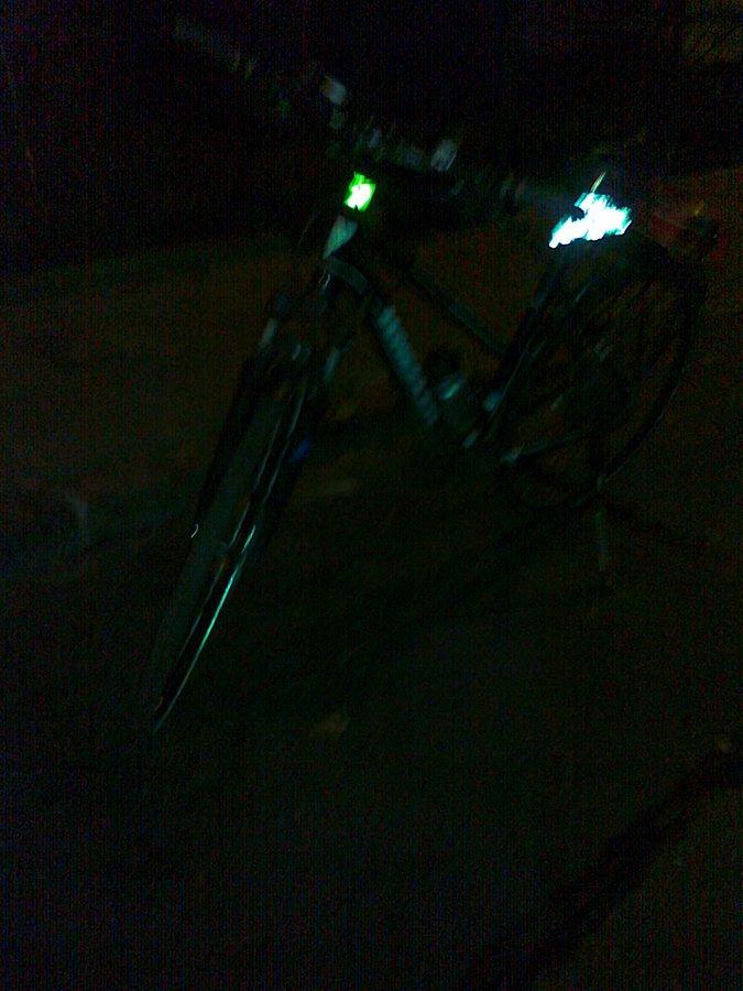 Linka do roweru ma odblaskową osłonkę