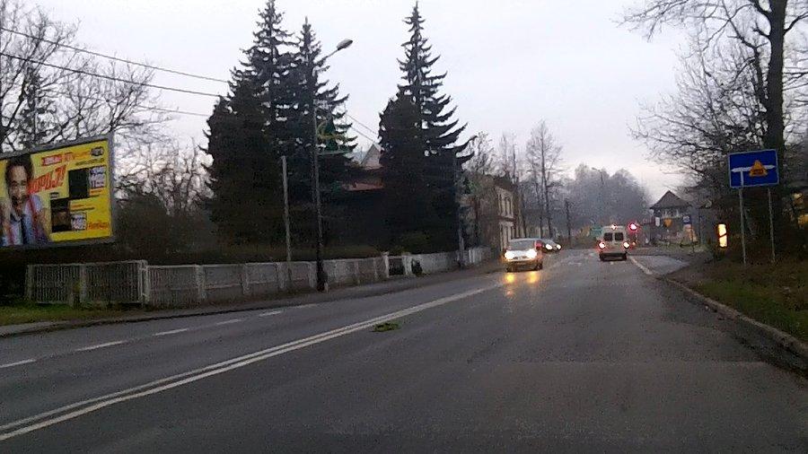 Szykuje się postój na Wirku przed przejazdem kolejowym