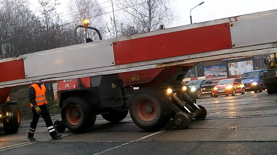 Jedna koparka już na torach
