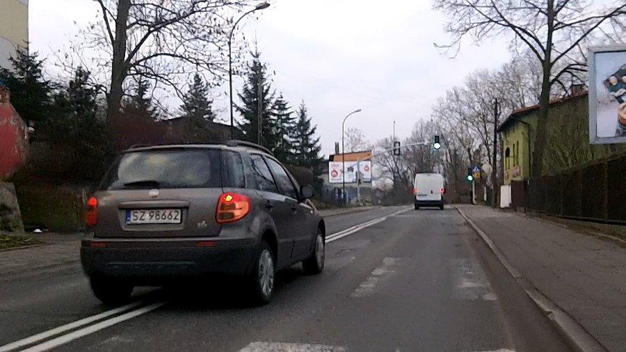 Nie ma jak wyprzedzać na podwójnej ciągłej