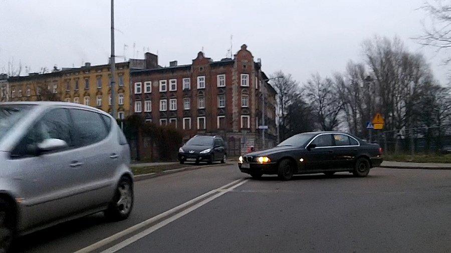 Nie ma to jak wyjechać z podporządkowanej wprost pod koła rowerzyście