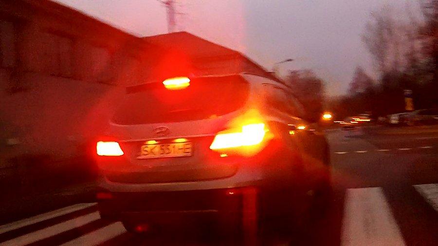 Wpierw mnie wyprzedził, chwilę później zatrzymał się wymuszając na mnie - hamowanie, a za kolejne kilkanaście sekund skręcił w prawo... SK 551HE - mistrz kierownicy