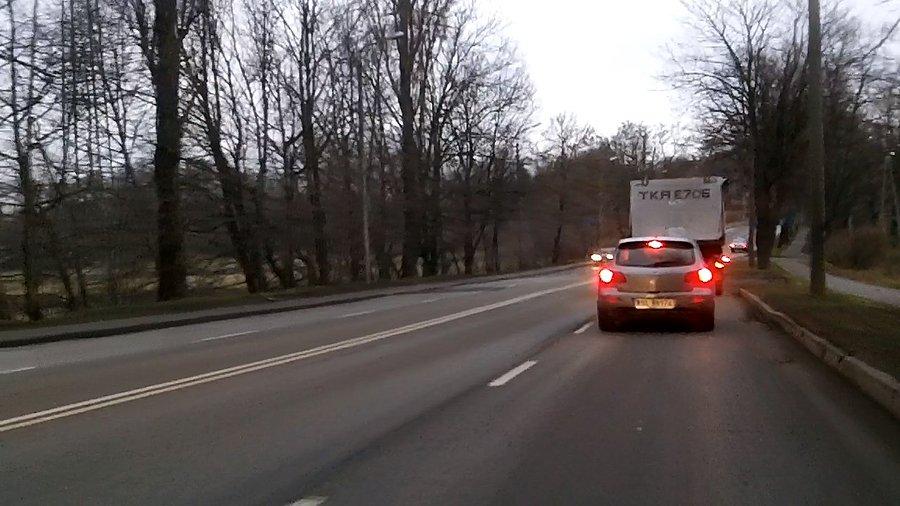 Dziwnie zachowywała się ciężarówka - TKA E706 - co kilkanaście metrów włączała awaryjne... to zwalniała, to przyspieszała