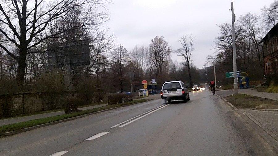 Wyprzedzanie rowerzysty na podwójnej ciągłej - tym razem Zabrze Kończyce
