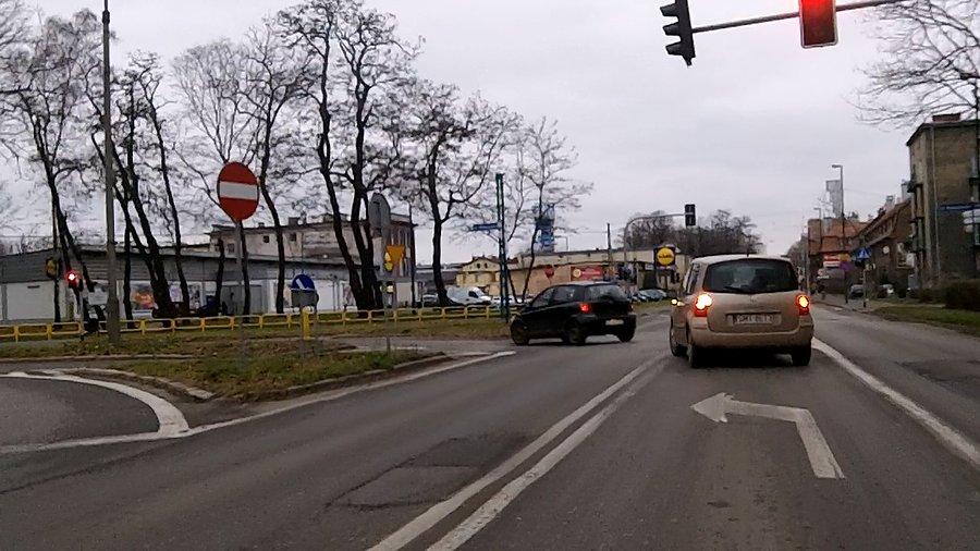 Pomimo tego, że paliło już się chwilę czerwone poszli w długą