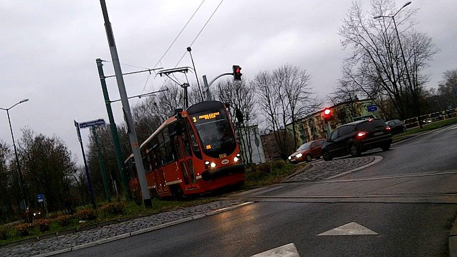 Ale to w niczym mu nie przeszkodziło, a dosłownie za torami i tak musiał się zatrzymać, chociaż nie wiem czy nie tylko dlatego, że stał tam już jakiś samochód