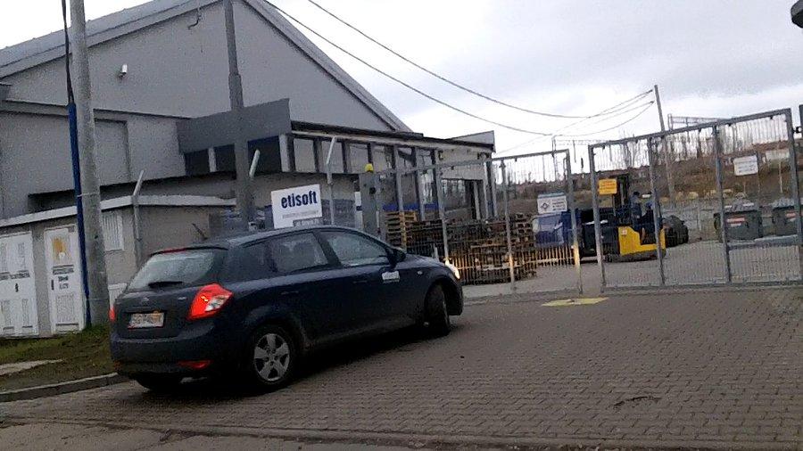 Kolejka przed bramą wjazdową do firmy... i tak byłem pierwszy za bramą ;P