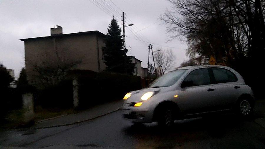 Nie ma to jak wyjeżdżać z parkingu wprost pod koła... wymuszając pierwszeństwo