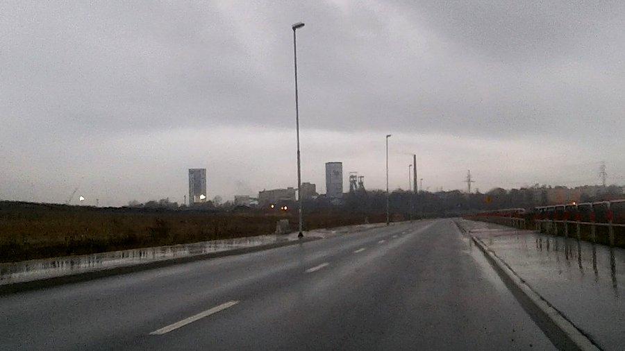 Na horyzoncie nieco jaśniejsze chmury