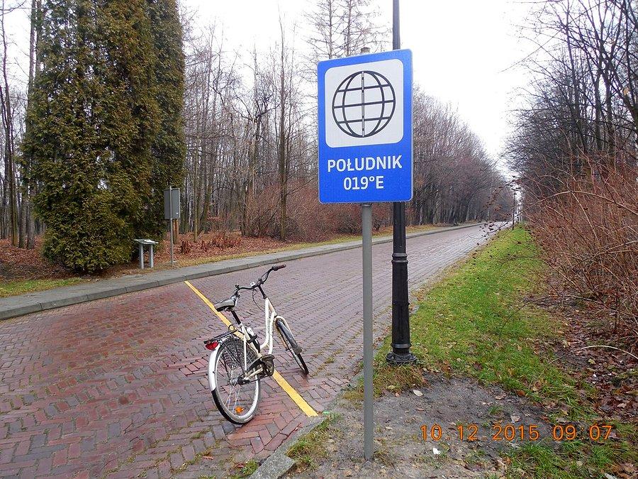 Południk 19 stopni długości wschodniej w Parku Śląskim