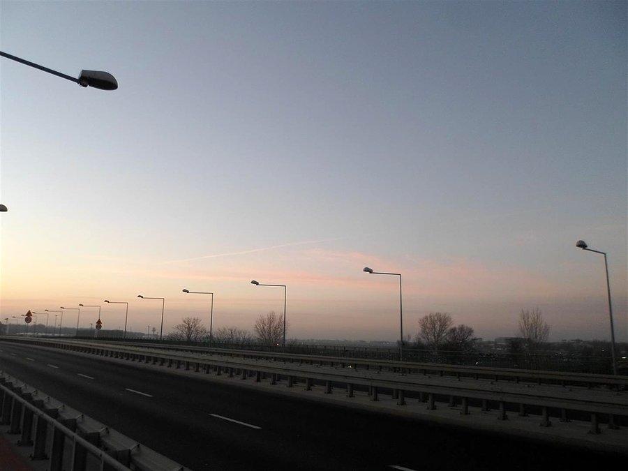 Grudniowe niebo nad lotniskiem