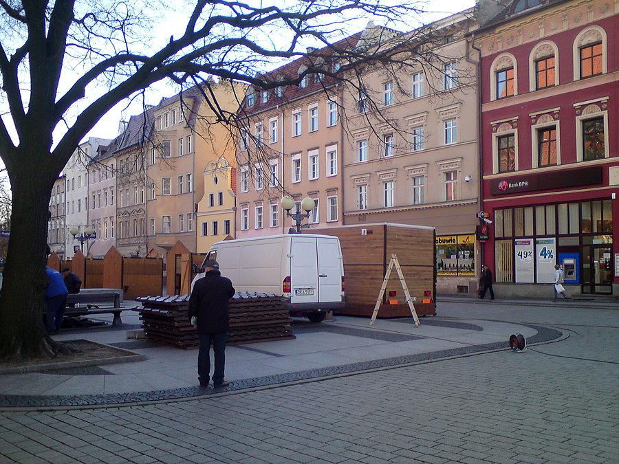 Jakieś budy stawiają