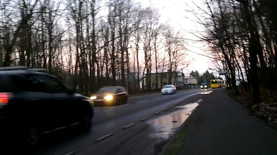 Kałuże zamarzły, ale ten fragment rowerówki zawsze jest taki po deszczach, więc lepiej jechać chodnikiem