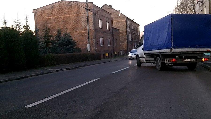 Chwilę wcześniej mnie wyprzedził, a później zaczął cofać do podwórka... widziałem że coś się dzieje, dlatego zwolniłem... i w końcu się zatrzymałem, dając barankowi szansę na wjechanie do placu