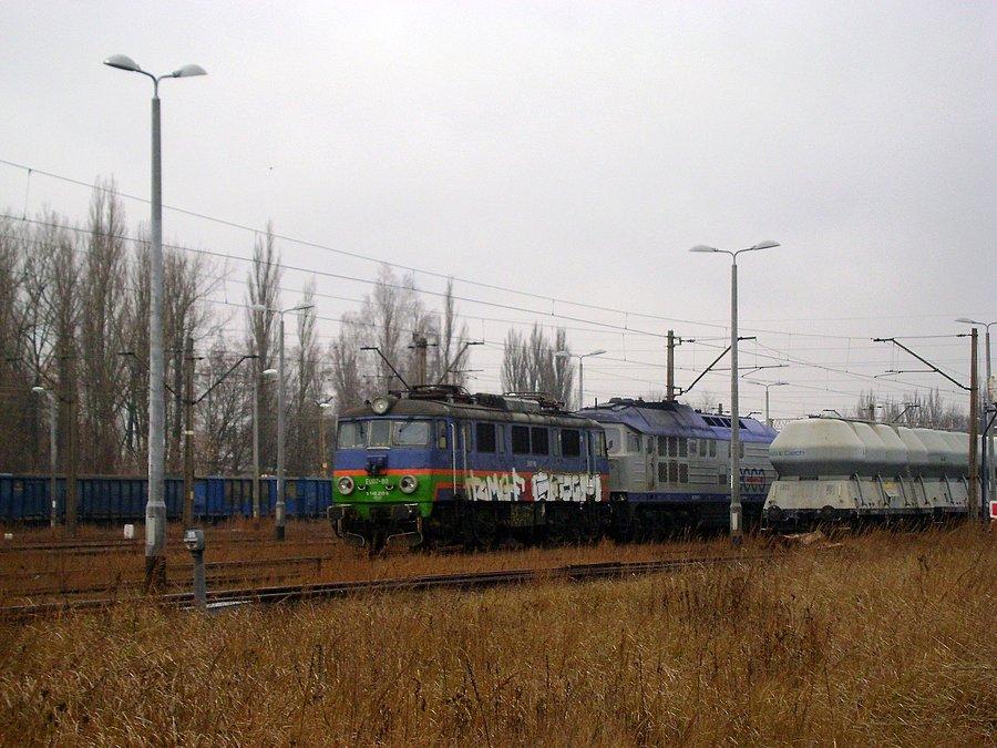 EU07-80+ BR231-014 z ciężkim składem stoją wygaszone na stacji w Tomaszowie Mazowieckim
